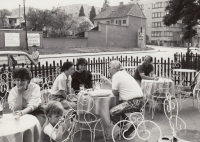 Radmila Chovancová s kamarádkou Janou Konečnou a jejím kolegou na Myslivně, Gottwaldov, 1988