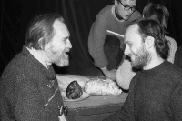 Vpravo Ctibor Navrátil s Egonem Bondym na snímku z oslavy Bondyho šedesátých narozenin