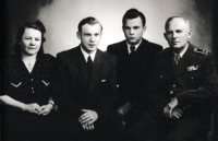 Otec pamětníka naposledy v uniformě, o rok později (1953) ho komunistický režim poslal do penze