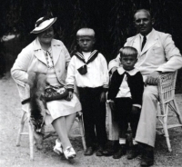 Dusilovi v době, kdy otec sloužil na Slovensku jako vrchní inspektor Finanční stráže, 30. léta