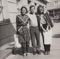 Radmila Chovancová na fotce vlevo s rekvizitáři z Divadla pracujících, 1984, Gottwaldov