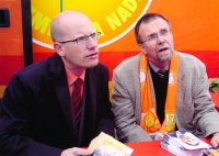 Bohuslav Sobotka s Radko Martinkem během volební kampaně (r. 2008)
