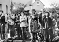 Petr Šulák, vysoký blonďák v pravé půlce snímku, na výletě s přáteli do západních Čech