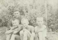 Tři bratři Horákovi s pilotem