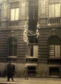 Malý Vladimír Škvor před vybombardovaným Vinohradským divadlem (únor 1945) - autor fotografie Ladislav Škvor