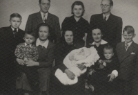 Vpravo rodina Kaminských, vlevo rodina strýce Vasila. Uprostřed drží otcova maminka čerstvě narozenou pamětníkovu sestřenici Marušku