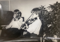 Martin Mejstřík při hře na housle