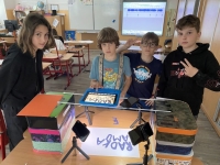 Tým žáků při animaci reportáže
