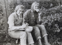 Gymnázium – na chmelu se svojí kamarádkou Eliškou – Radka Samuel vpravo