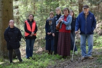 Žákovská delegace během pokládání věnce