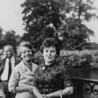 Lizzy s Alenou Buchalovou v Hampton Court, září 1967