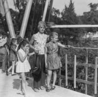 Lizzy s dcerami Caroline a Nicole, srpen 1971