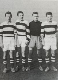 Karel Vágner se svými obránci z Dorostenecké ligy Spartaku PAL
