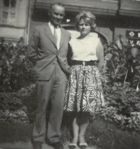 Eva Šestáková a její tatínek Václav Šesták, 1964