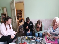 Žákovský tým ze ZŠ Mokrá-Horákov při prohlížení fotografií s Jiřinou Kudličkovou 