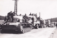 0dzbrojení Němci jedou z Ptáčkovny u Písku, 6. 5. 1945