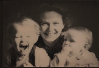 Jana Pekárková (vpravo) s matkou Irenou Komersovou a sestrou Danielou (Inou) Komersovou, 1953