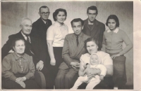 Rodinné foto s dědou a babičkou Novákovými, rok 1954