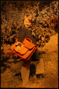 Jana Pekárková, první školní den, 1954