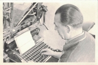 Otec Václav v sazárně, rok 1957