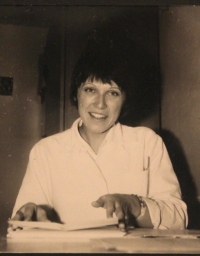 Jana Pekárková, lékařka v motolské nemocnici, 1977