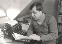 Milan Hrabal ve své podkrovní pracovně, rok 1984