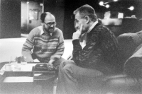 Archivní snímek z obnovené redakce Lidových novin, prosinec 1989 až březen 1990, vlevo Jaroslav Veis