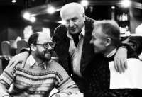 Archivní snímek z obnovené redakce Lidových novin, prosinec 1989 až březen 1990, vlevo Jaroslav Veis, uprostřed Arnošt Lustig