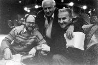 Archivní snímek z obnovené redakce Lidových novin, prosinec 1989 až březen 1990, vlevo Jaroslav Veis, uprostřed Arnošt Lustig