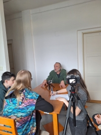 Josef Kadeřábek během nahrávání pro projekt Příběhy našich soused, 2025