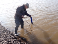 Luděk Rederer při kontrole kyslíkového režimu ve Vodní nádrži Rozkoš v roce 2024