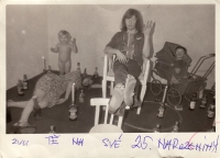 Pamětník s rodinou na pozvánce k oslavě svých 25. narozenin, 1976