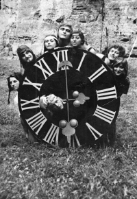Opravy hradních hodin na hradě Houska, 1973
