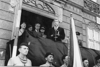 Josef Mizera, první poválečný předseda Národního výboru v Lomnici nad Popelkou, při svém projevu na náměstí, v pozadí doc. Vladimír Krajina, poslanec Národního shromáždění 