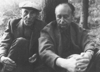 Dědeček Bohumír Škopek se svým synem, otcem pamětníka, odbojářem za 2. světové války Karlem Škopkem, před začátkem 2. světové války