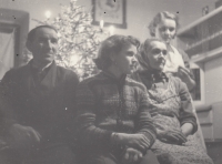 Rodina Šabatova o Vánocích, pamětnice vpravo nahoře