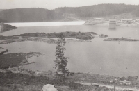 Napouštění Vodárenské nádrže Josefův Důl. Na snímku je zachycena hlavní hráz a sdružený objekt, kolem roku 1981