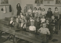 Jarmila Přibylová v druhé třídě ZŠ na Pankráci, rok 1946