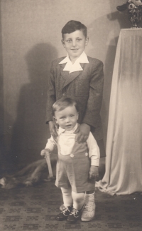 Miloš Charbuský se starším bratrem Jaroslavem v roce 1948
