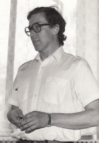 Miloš Charbuský během přednášky v roce 1988