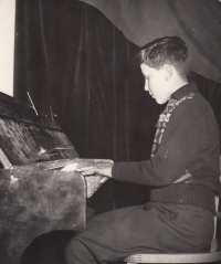 Miloš Charbuský v roce 1957 u klavíru