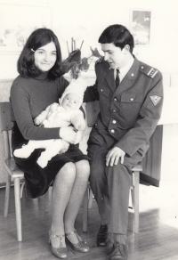 Miloš Charburský s manželkou a novorozenou dcerou při vítání občánků