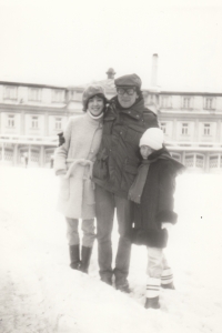 Miloš Charbuský s dcerami Ivetou a Dianou v roce 1987. Gočárův pavilon v Lázních Bohdaneč