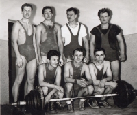 S kamarády ze vzpírání. V Pardubicích vzpírali v hospodě Zelená žába. Josef Utíkal dole uprostřed