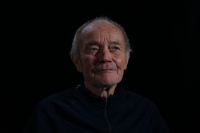 Josef Utíkal během natáčení ve studiu Paměti národa v Hradci Králové v roce 2025