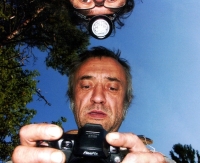 Josef Kadeřábek (s fotoaparátem)