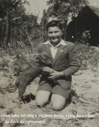 Viliam doma na dvoře se štěňátkem Rinty