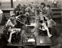 Pohled do dílny v továrně
