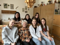 Žákovský tým ze ZŠ Sirotkova spolu s pamětnicí 