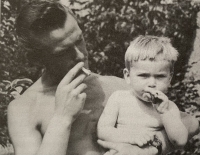 Bratr Josef učí Karla Vágnera kouřit
